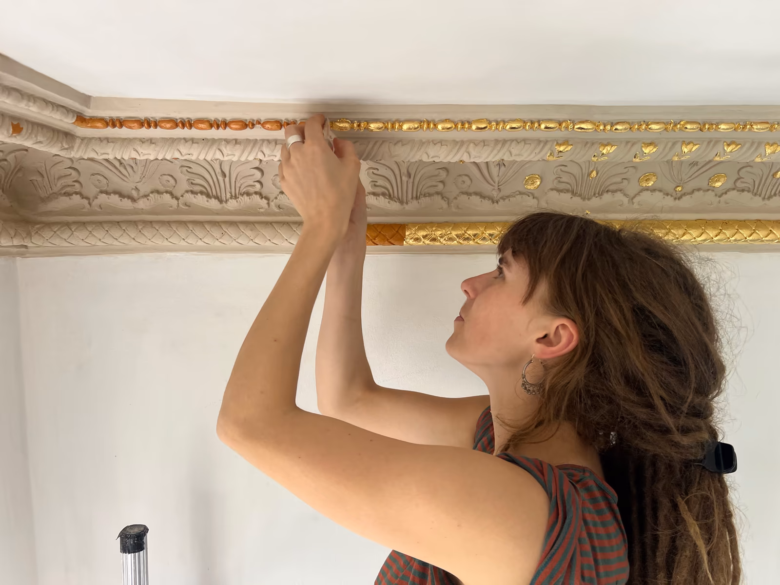 Detailaufnahme einer vergoldeten Oberfläche